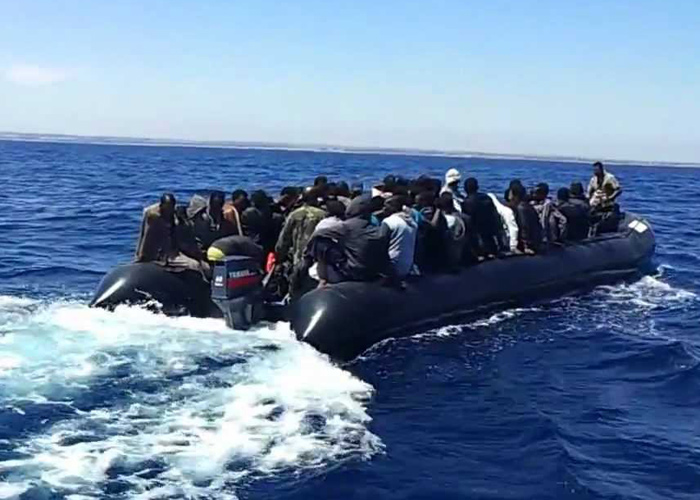 مهاجرون يتعرضون لإطلاق نار لدى إبحارهم