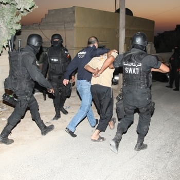 القبض على مطلوب ب 17 قضية