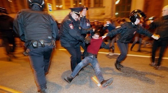 السلطات الروسية تعتقل العشرات خلال مسيرة