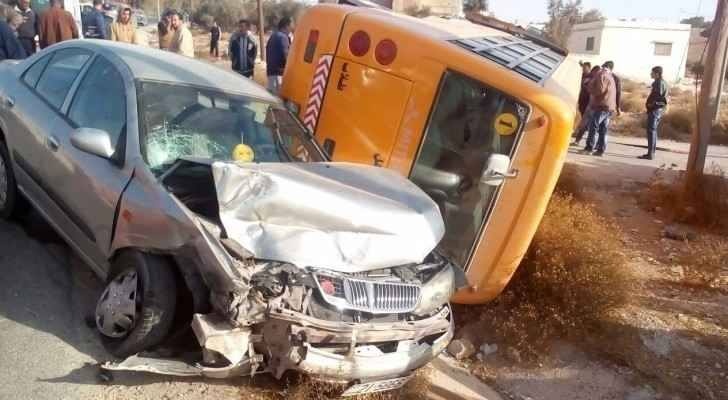 (5) اصابات بحادث تدهور حافلة مدرسة