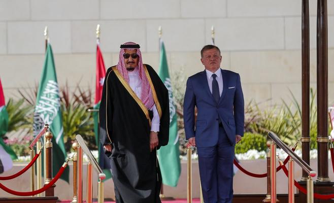 الملك يسلم خادم الحرمين أرفع وسام