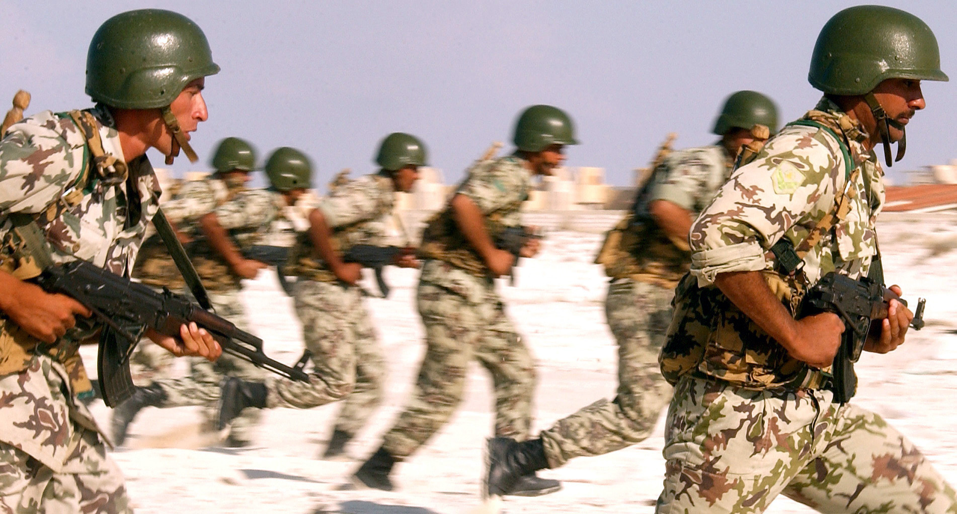 مصر: مقتل وإصابة 16 جنديا بهجومين