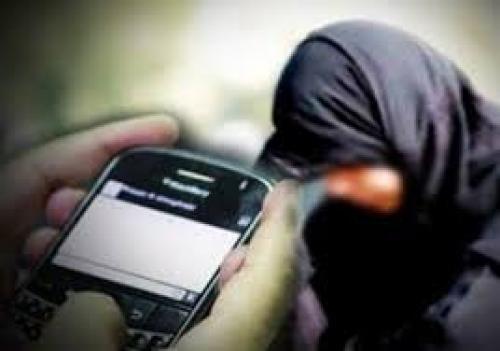 شاب يهدد سبعينية ويبتزها بفيديو مصور