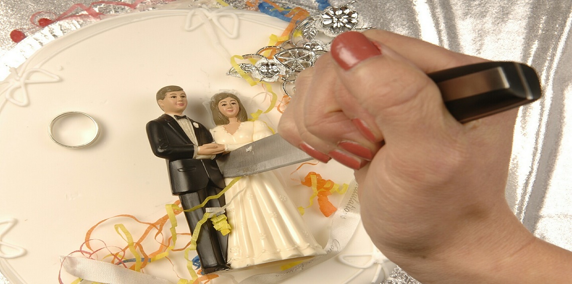 نشر صور لسيدة تحتفل بطلاقها يثير