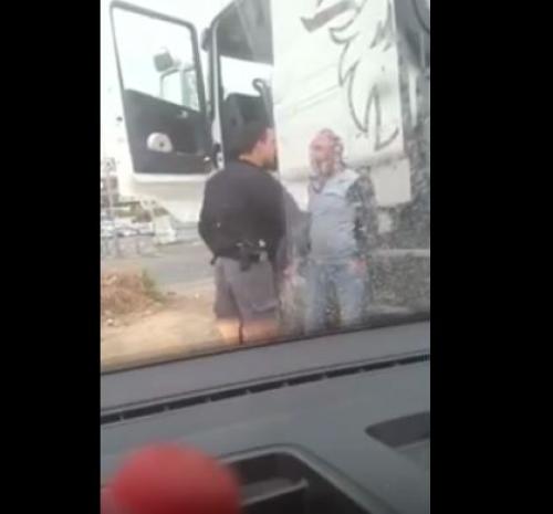اعتداء شرطي إسرائيلي على فلسطيني بالقدس