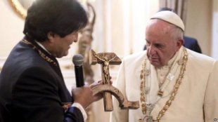 هدية الرئيس البوليفي لبابا الفاتيكان تثير