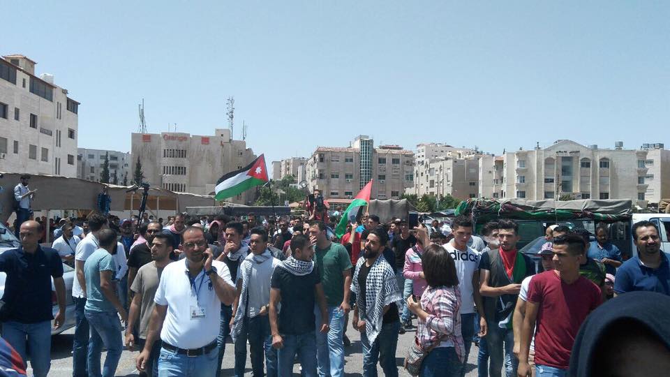 بالصور.. أردنيون يتظاهرون قرب السفارة الإسرائيلية