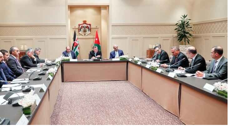 الملك: لا يمكن المضي قدما خطوتين