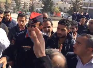 موظفو مجلس النواب يعتصمون أحتجاجا على