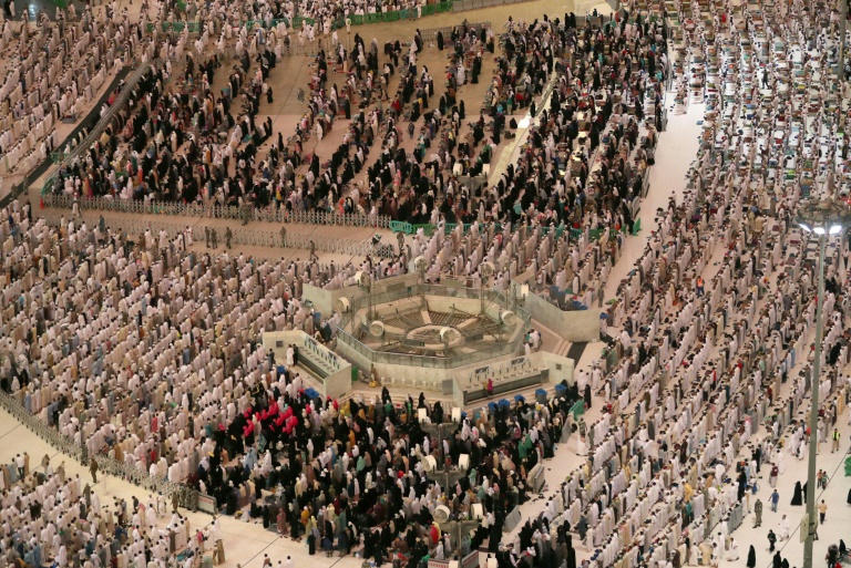 اكثر من مليوني مسلم يبدأون مناسك