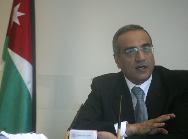 حياصات يطمئن على صحة افراد اسرة
