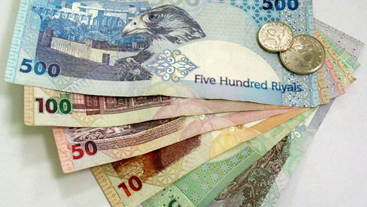 الريال القطري يهبط إلى أدنى مستوى