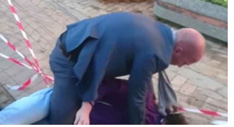 شاب يصفع رئيس الوزراء الفرنسي السابق..