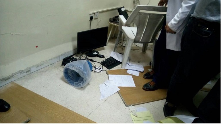مرافقا مريضة يعتديان على طبيبين في