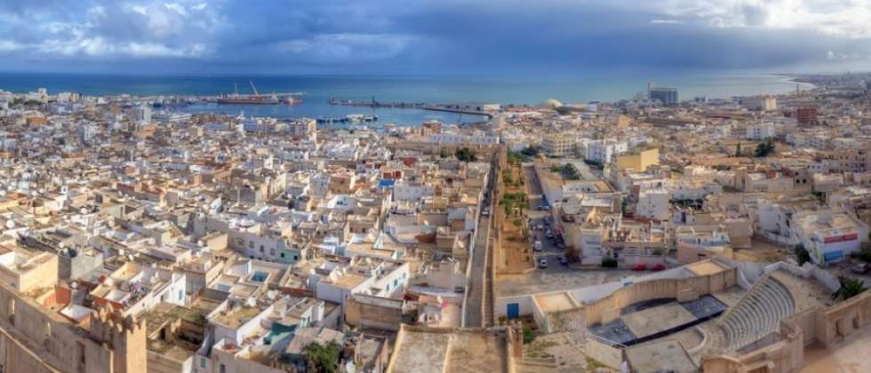 الحكومة تدين الهجوم الذي استهدف فندقا
