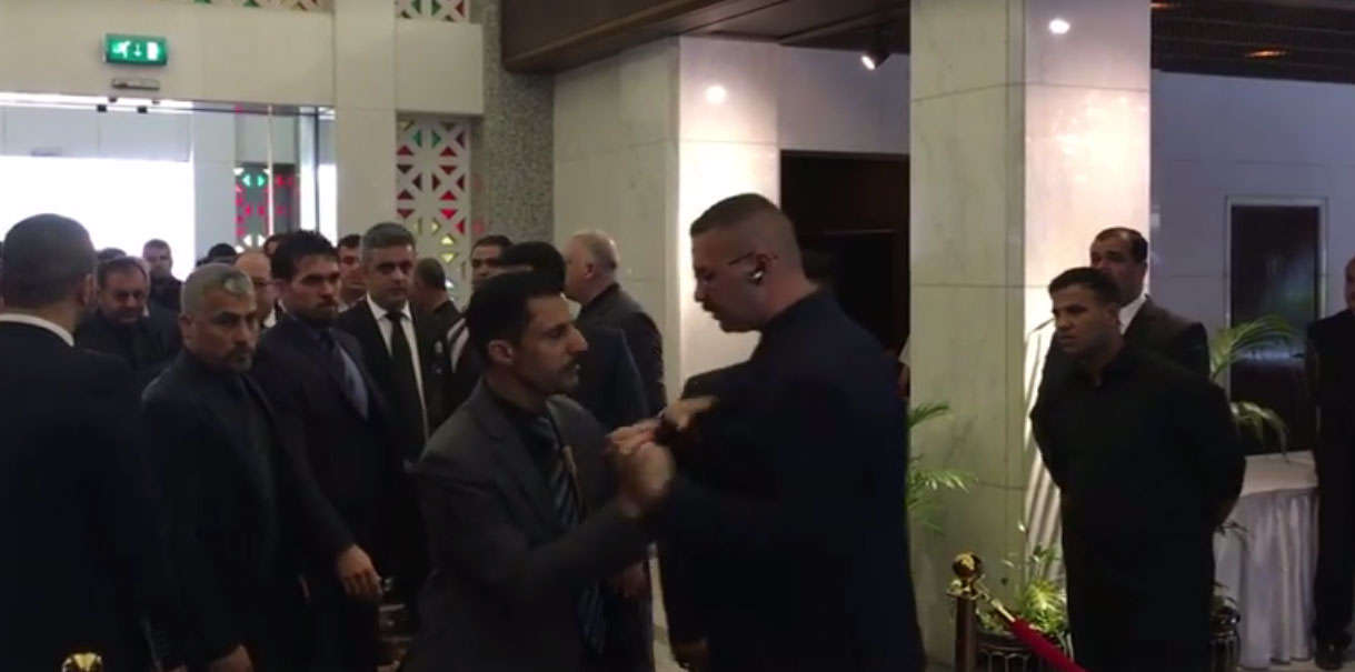 بالفيديو .. عراك بالأيدي بين حرس