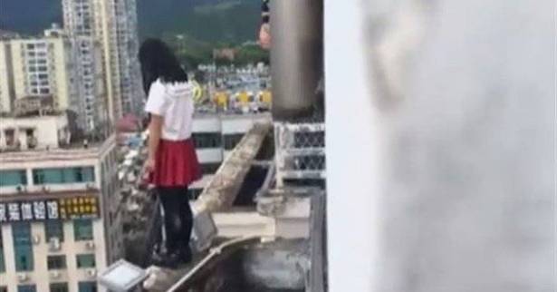 بالفيديو.. معلم ينقذ طالبته من الانتحار