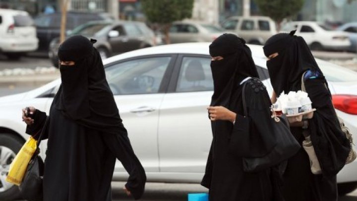 العاهل السعودي يوجه بتمكين المرأة من