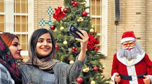 إيران تمنع إعلانات أعياد الميلاد ورأس