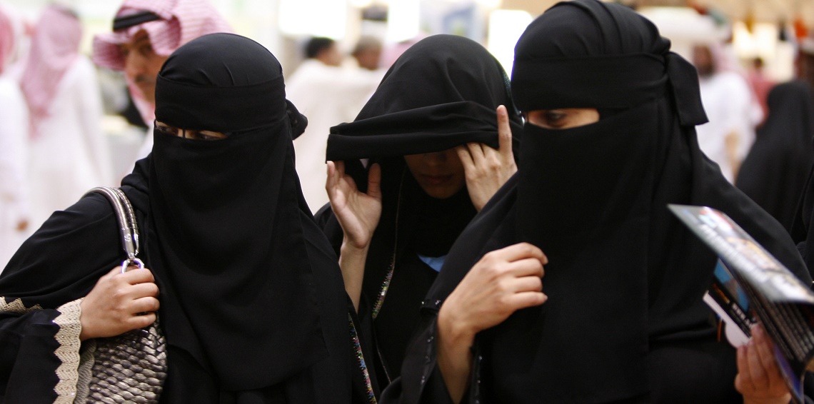 القبض على وافد تنكر بزي نسائي