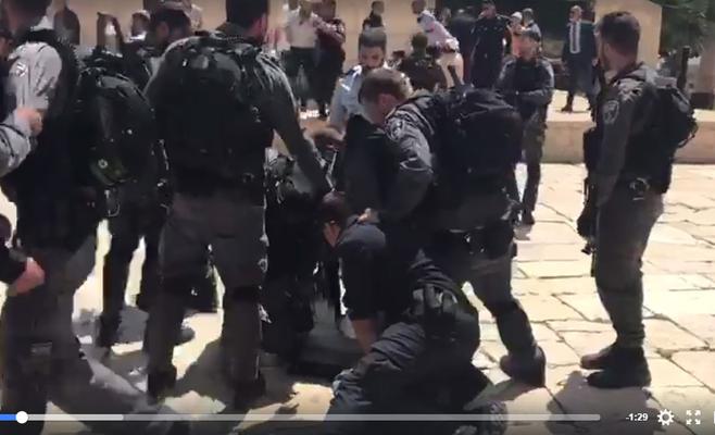 الاحتلال يعتدي على حراس الأقصى ويعتقل