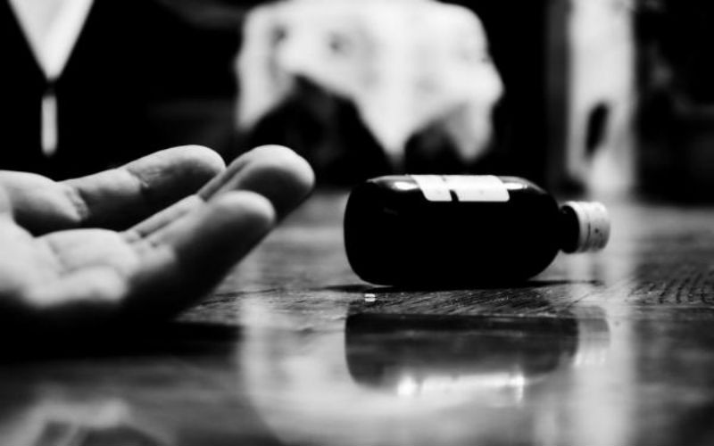 محاولة انتحار فتاة بمادة سمية في