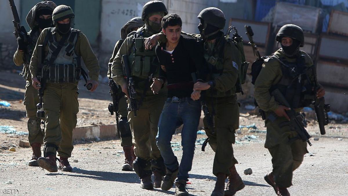 اسرائيل تعتقل 21 فلسطينيا في الضفة