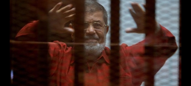 مرسي بالزي الأحمر أمام المحكمة