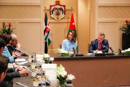 الملك يحاور بحضور الملكة مجموعة من