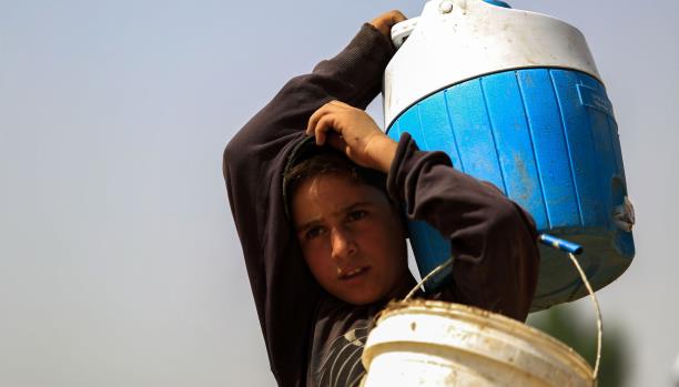 سوريون يواجهون أزمة المياه بالسخرية والنكات