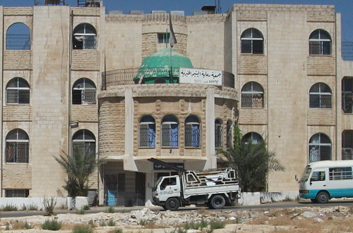 الملكة رانيا تزور جمعية دار الأيتام