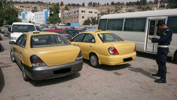 ادارة السير تضبط مركبتين عموميتين تتلاعبان