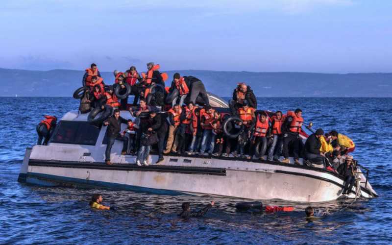 وفاة خمسة مهاجرين وإنقاذ 200 قبالة
