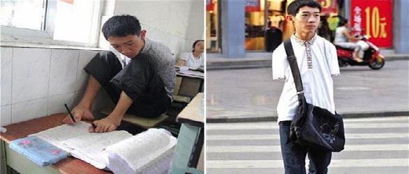 طالب صيني مبتور الذراعين يؤدي امتحان