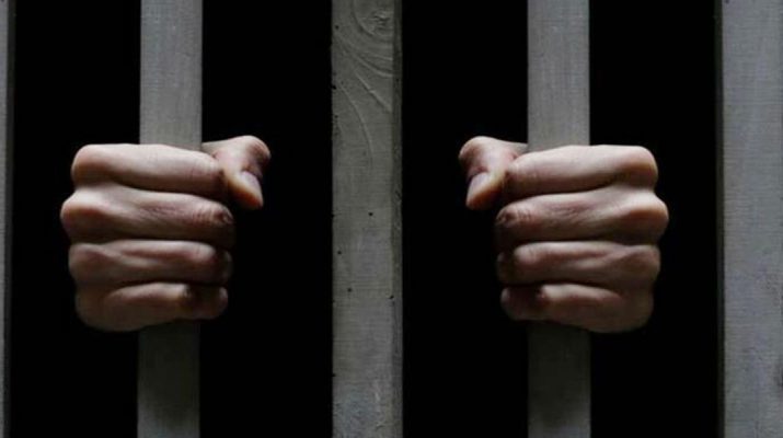 السجن لامريكية عذبت طفلتها بسبب قراءة