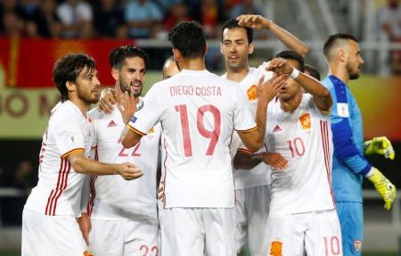 اسبانيا تتغلب على مقدونيا وتحافظ على