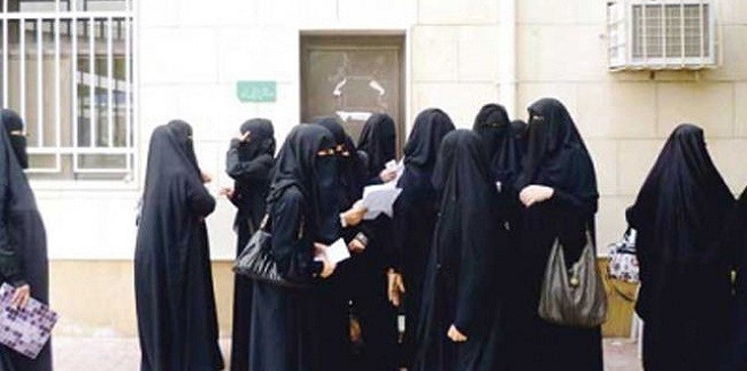 شاهد بالصور والفيديو.. معركة بين طالبات