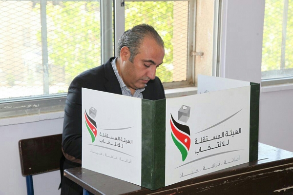 بالصور.. .الشواربه يدلي بصوته في مدرسة