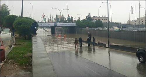 فتح طريق البحر الميت بعد انهيارات