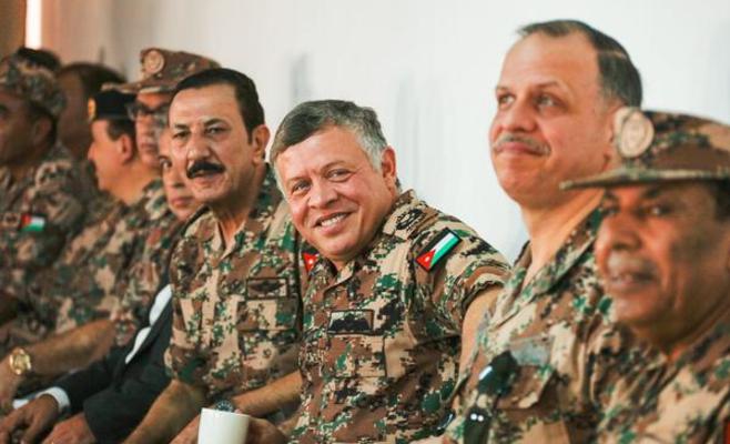 الملك يتابع تمرينا عسكريا ويلتقي نائب