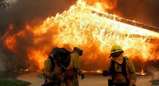 الآلاف يفرون من منازلهم بكاليفورنيا لاتساع