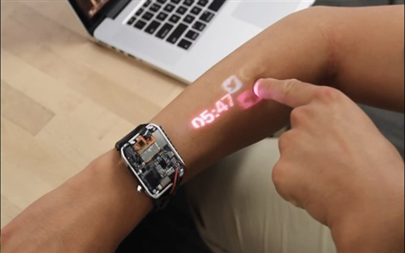 ساعة ذكية تحول ذراعك إلى شاشة