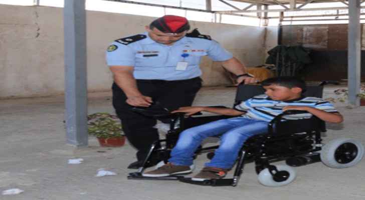 إلحاق طفل يعاني من الشلل الدماغي