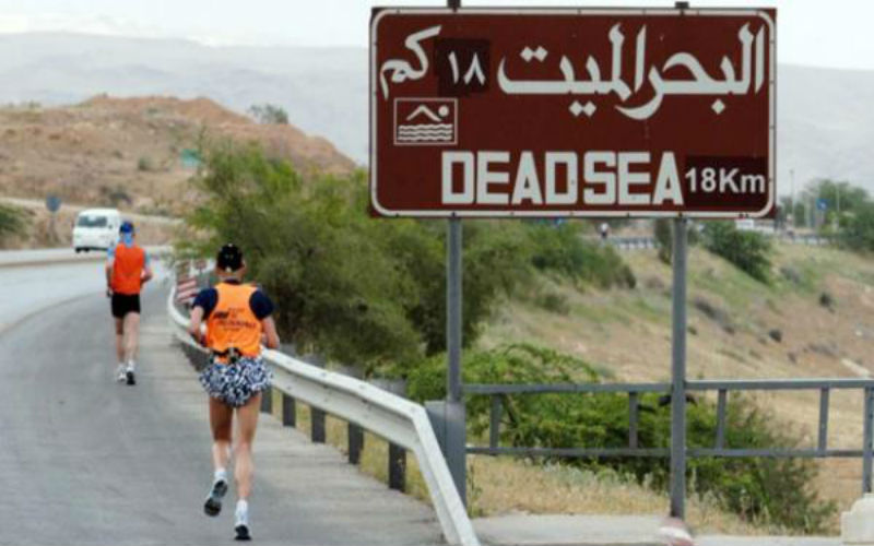 اغلاقات وتحويل طرق في عمان والبحر