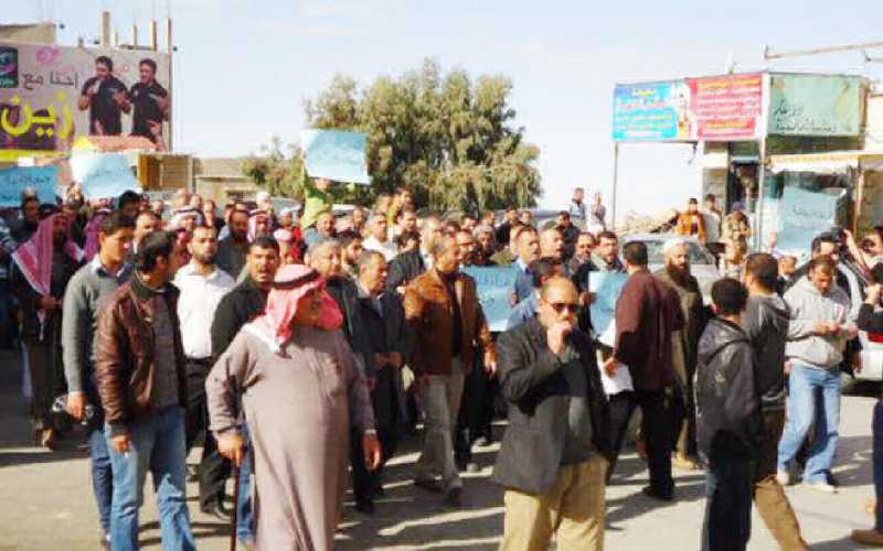 وقفة احتجاجية للعاملين في بلدية الطفيلة