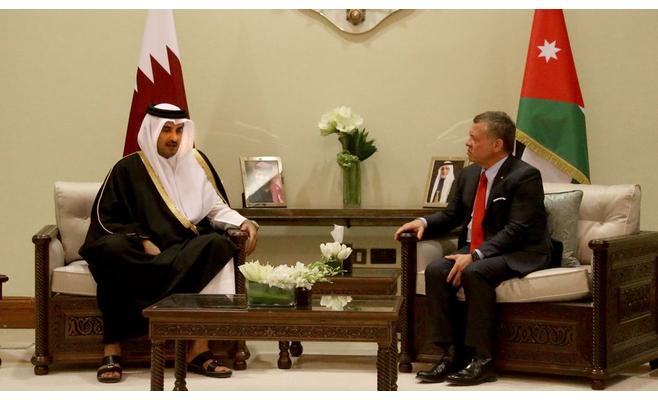 الملك يبحث مع أمير قطر سبل
