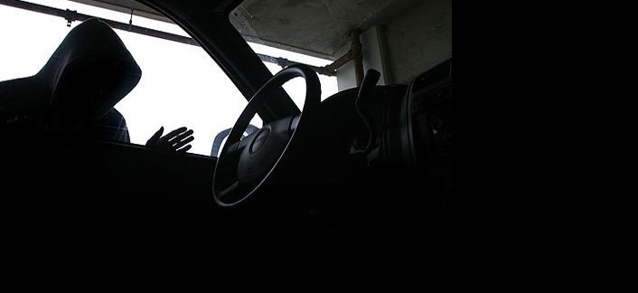 مجهولين يعتدون على مركبة موظف في
