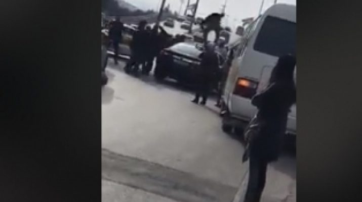 بالفيديو.. كنترول وسائق باص يحطمون مركبة