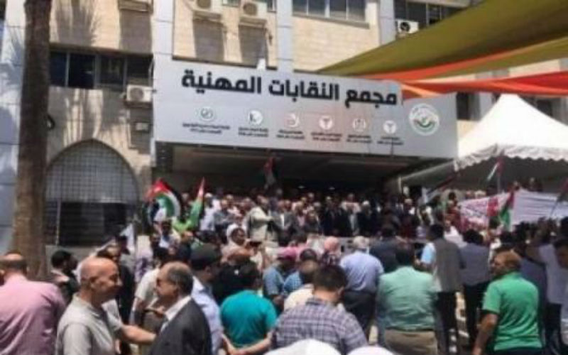 النقابات بين وقفتين