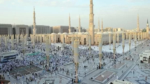 نقل إمام المسجد النبوي إلى المستشفى